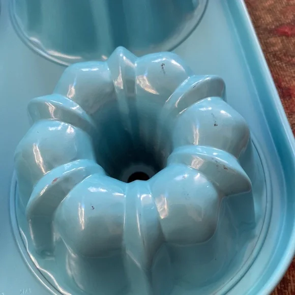 Pampered Chef Mini Bundt pan - Picture 4 of 6